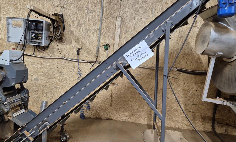 Dopravník tabáku k sušícímu bubnu